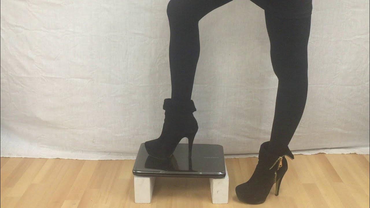 Лизать сапоги. Сапоги на железной шпильке трамплинг. Раздавила щенка каблуком. Девочки заставляют нюхать. Трамплинг в носках видео.