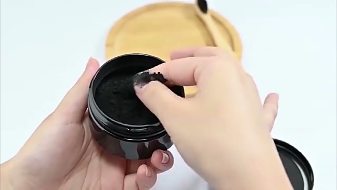 Polvere sbiancante per denti al carbone di bambù