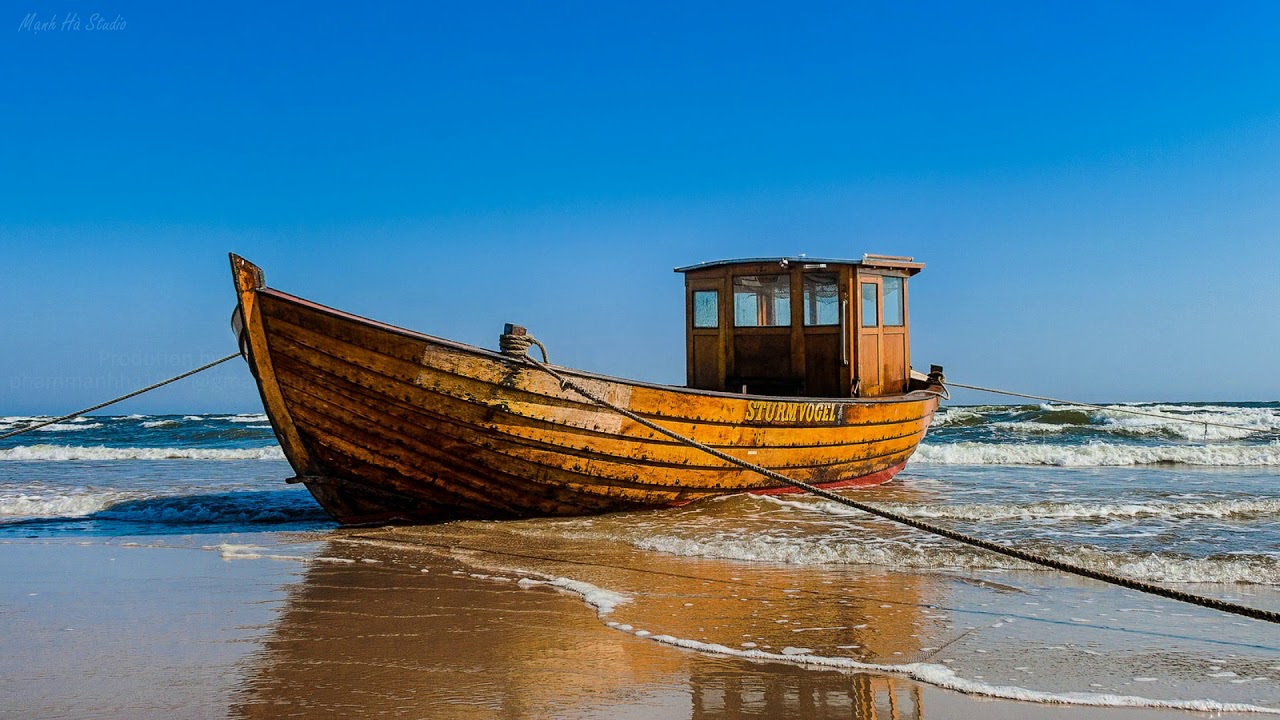 Photo By Ian Parkinson Unsplash #holidaycrafts #diy&crafts Wooden boat building,