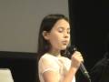 Natalie, 10 años, canta "La Via Dolorosa" en Español