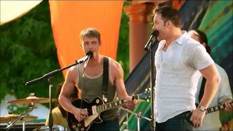 George (Scott Porter) sings in Hart of dixie