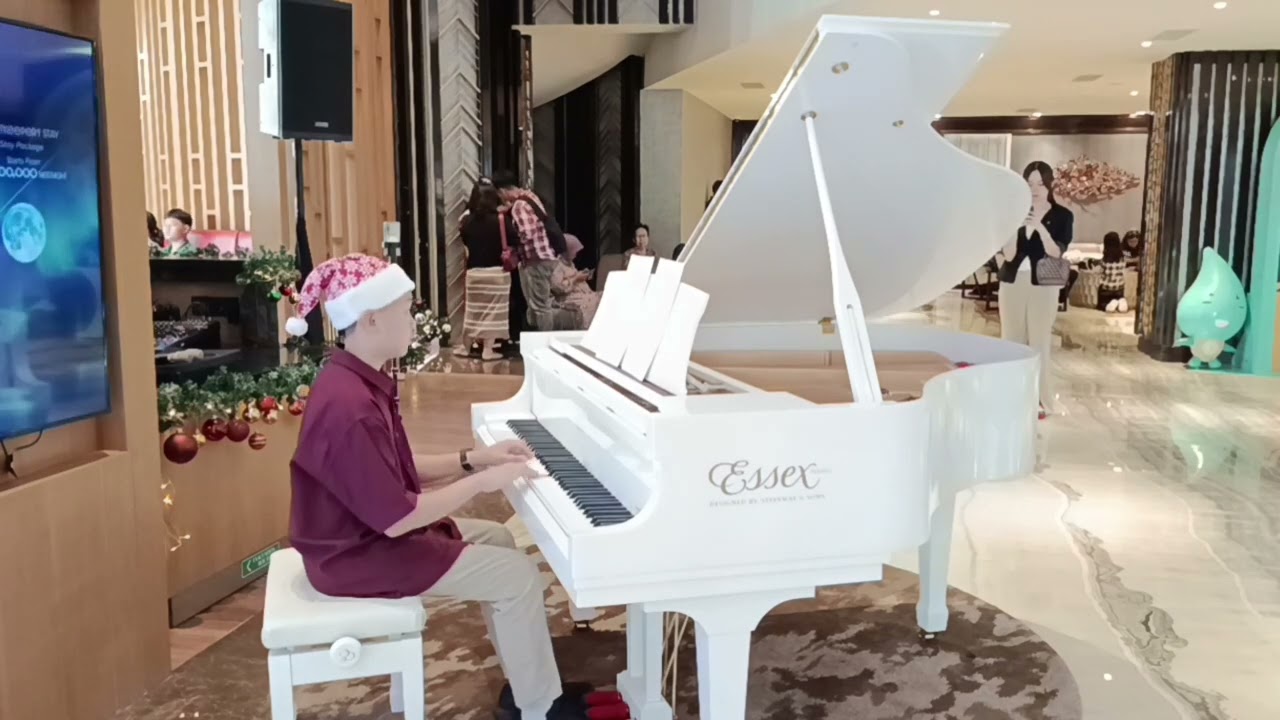 Benedict Aurelio plays Feliz Navidad at JHL Solitaire Hotel Dec 2025