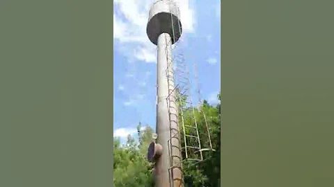 Слив воды из водонапорной башни Рожновского