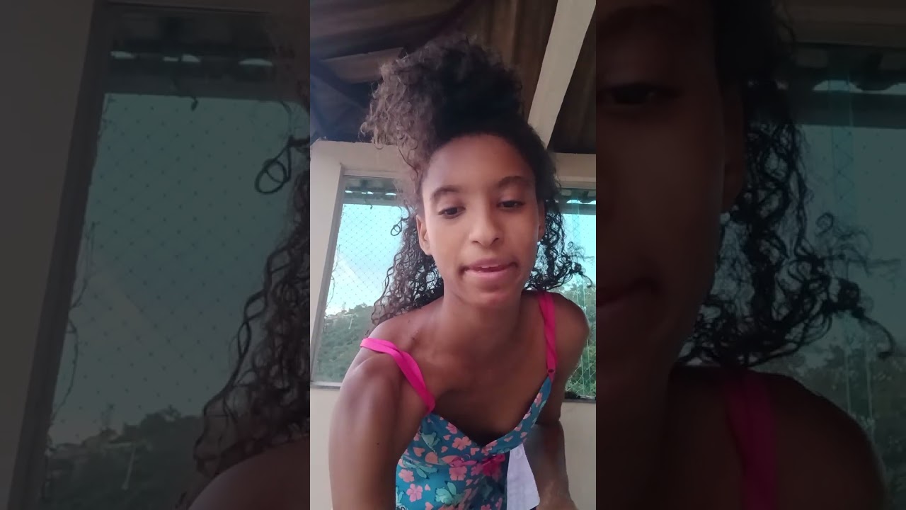 A minha  prima  finalizando  meu  cabelo 👧👧