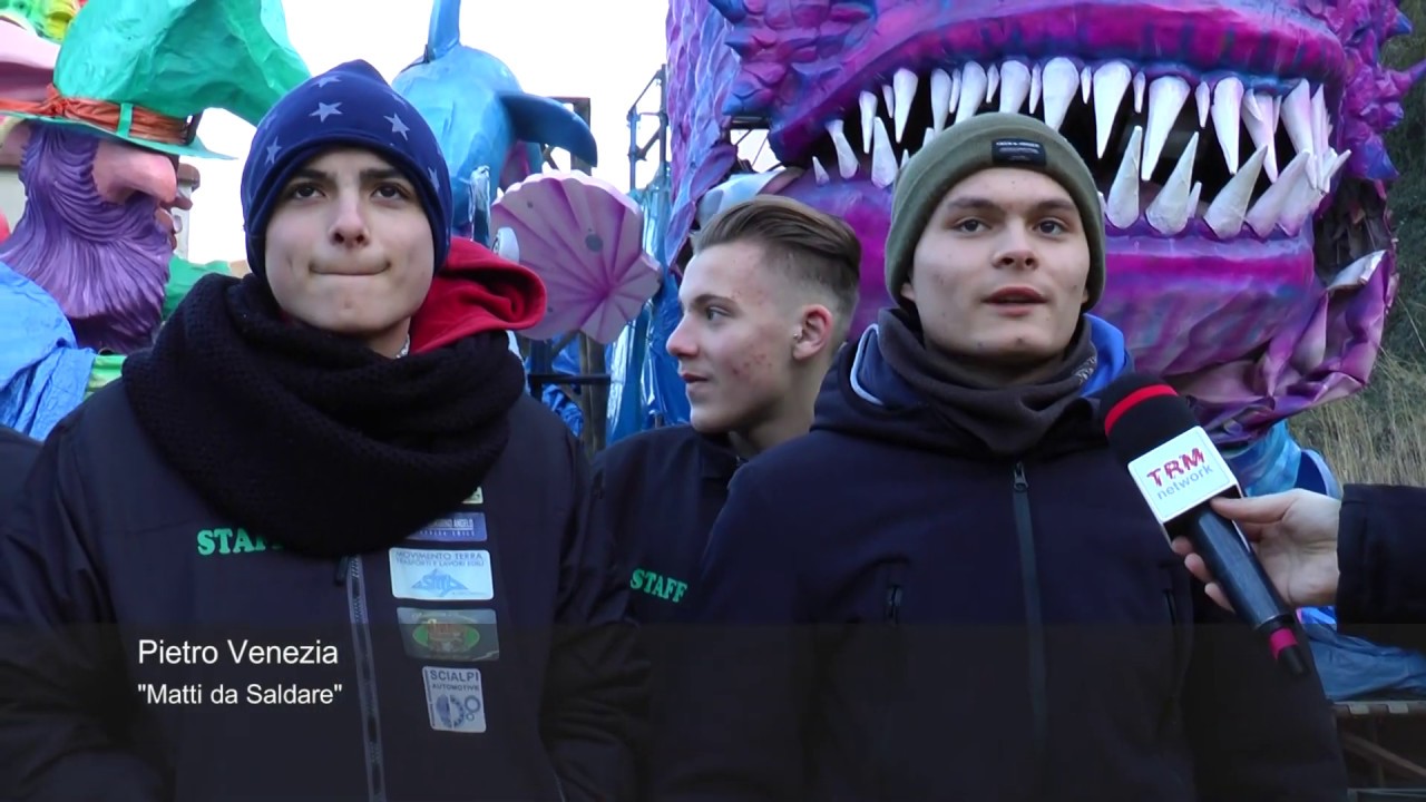 Carnevali in Basilicata. I giovani di Montescaglioso (MT) e la preparazione dei carri allegorici