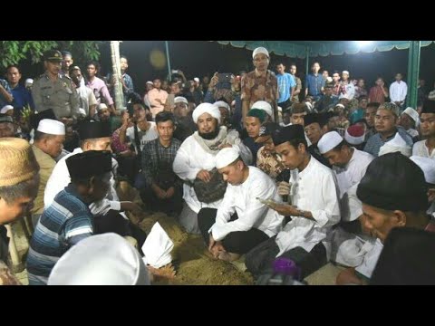 Prosesi do&#;a pemakaman ibunda ustad abdul somad lc ma Maret Prosesi do&#;a pemakaman ibunda ustad abdul somad lc ma Maret