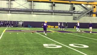 LSU LB Michael Divinity makes one-handed catch in gauntlet
