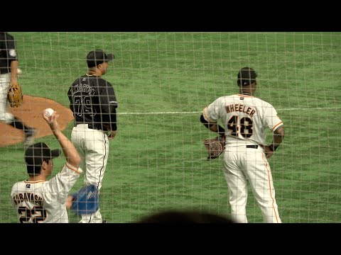 試合前に会話するウィーラーとL・マーティン