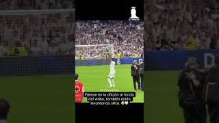 David Alaba levantando la silla histórica pero fíjense en la afición al fondo del video!