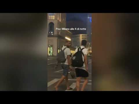 Video Si lancia dal Duomo di Milano con un paracadute, fermato 32enne