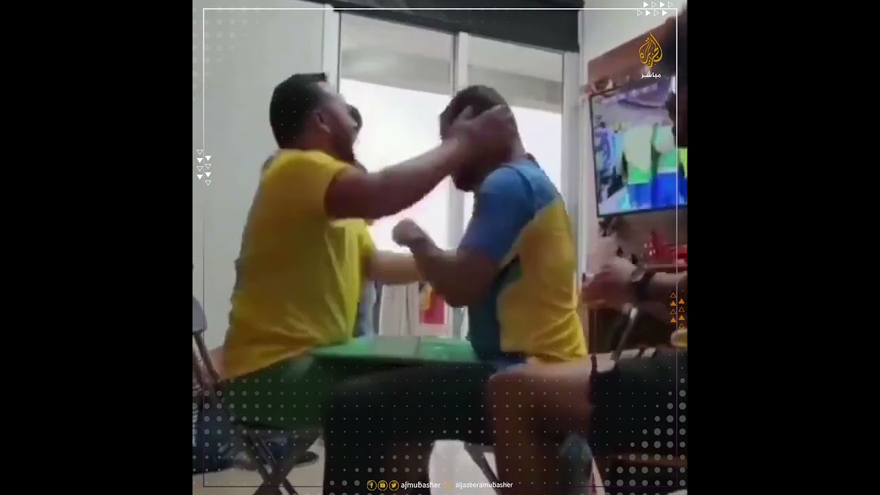 مشجع برازيلي كفيف وأصم وأبكم يتابع المونديال بـ "لمسات" أشقائه وأصدقائه