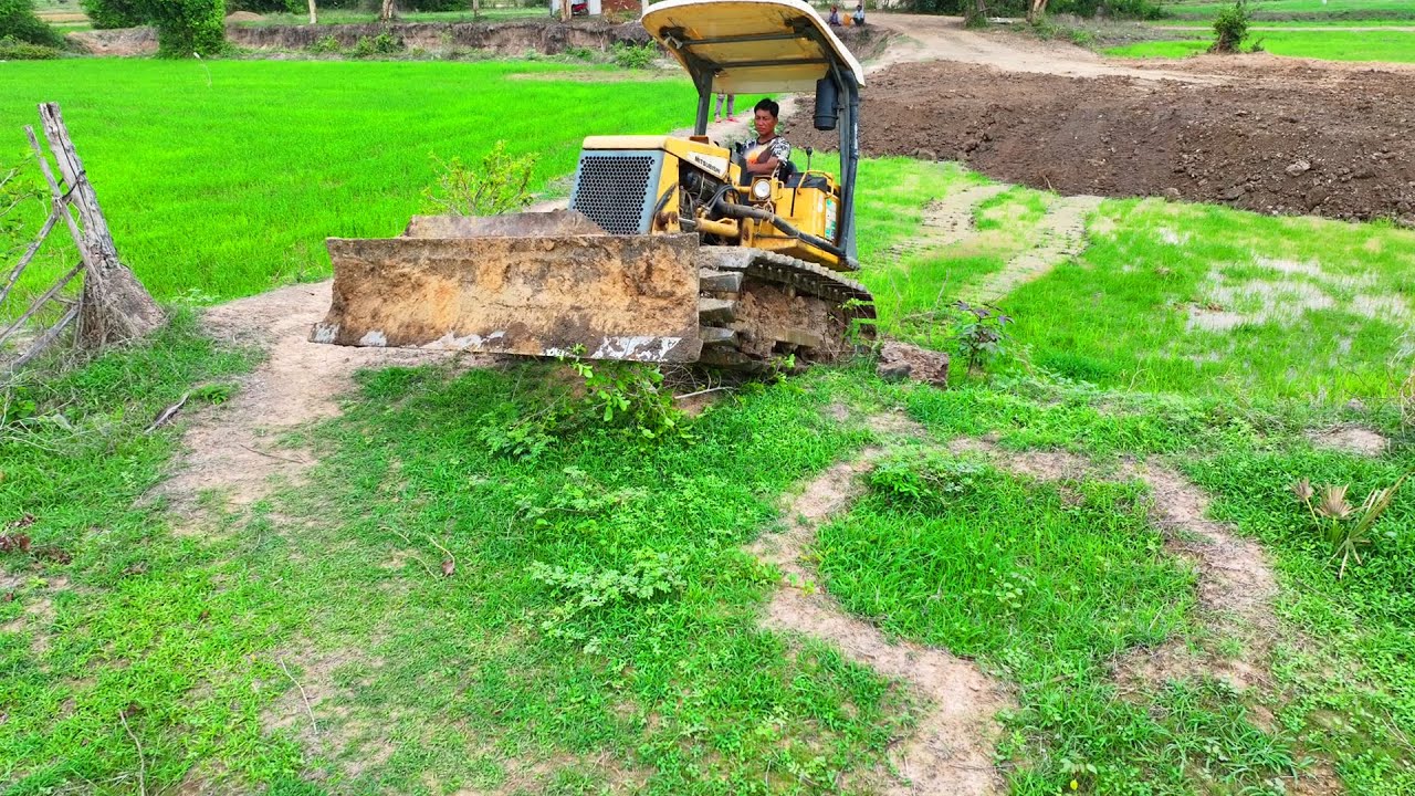 New Project 5 Ton Truck Unloading Dirt And Mini Bulldozer Use Power