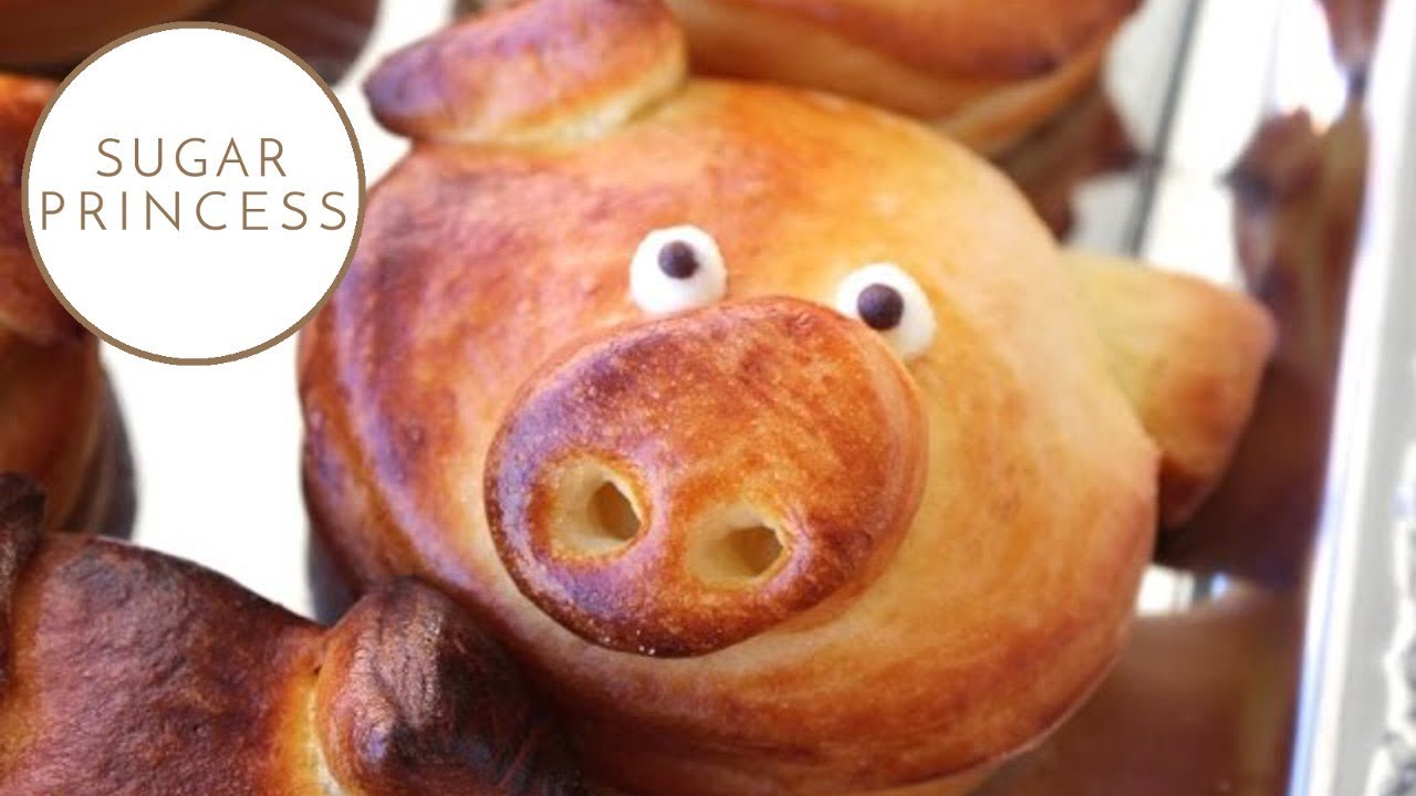 Glücksschweinchen aus Hefeteig mit Marzipan und Nüssen gefüllt