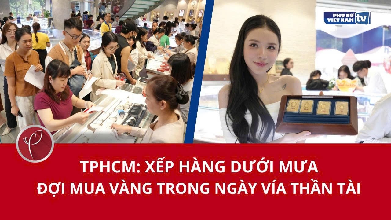 TPHCM: Xếp hàng dưới mưa đợi mua vàng trong ngày vía Thần Tài