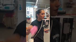 La pauvre elle a failli tomber#fille#action#fyp#viral#omg#prank#fyp#viral#gitan#magasin#rire#rigolad