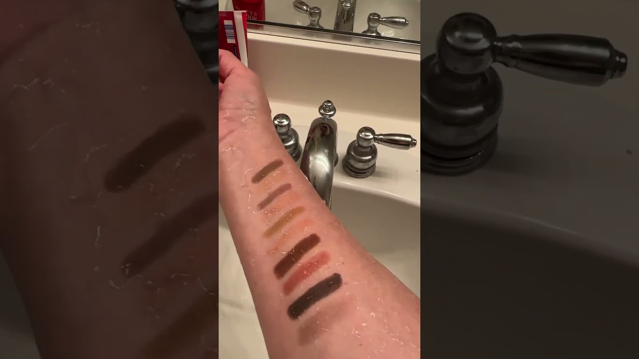 New Dual ended long-wear cream shadow sticks *Artist-curated shade 