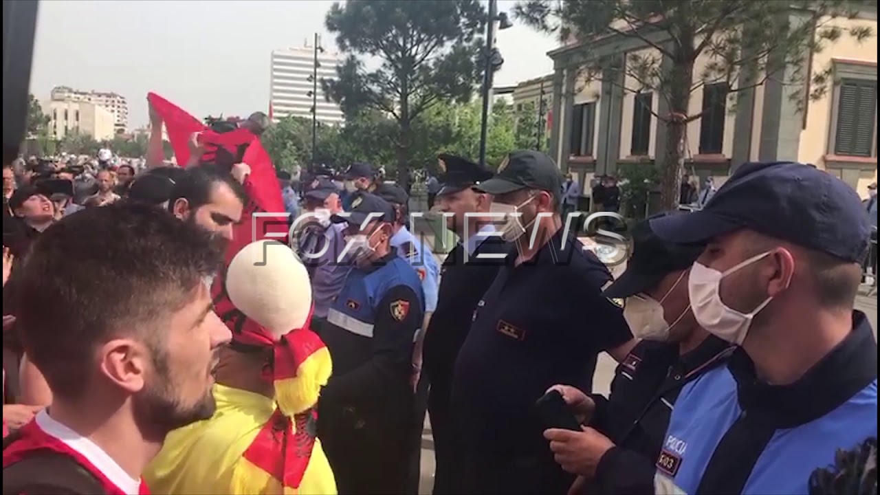 Fax News - Nuk përmbahen qytetarët, aktivistët qëllojnë me vezë në drejtim të bashkisë