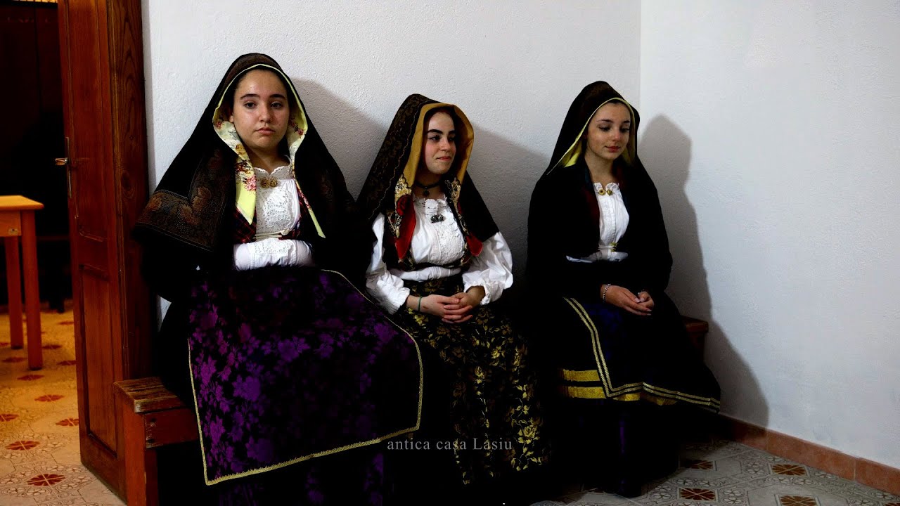 Le Notti di Santa Lucia a Nurachi,  Oristano, Dicembre 2021. Una tradizione in Sardegna. 4K UHD