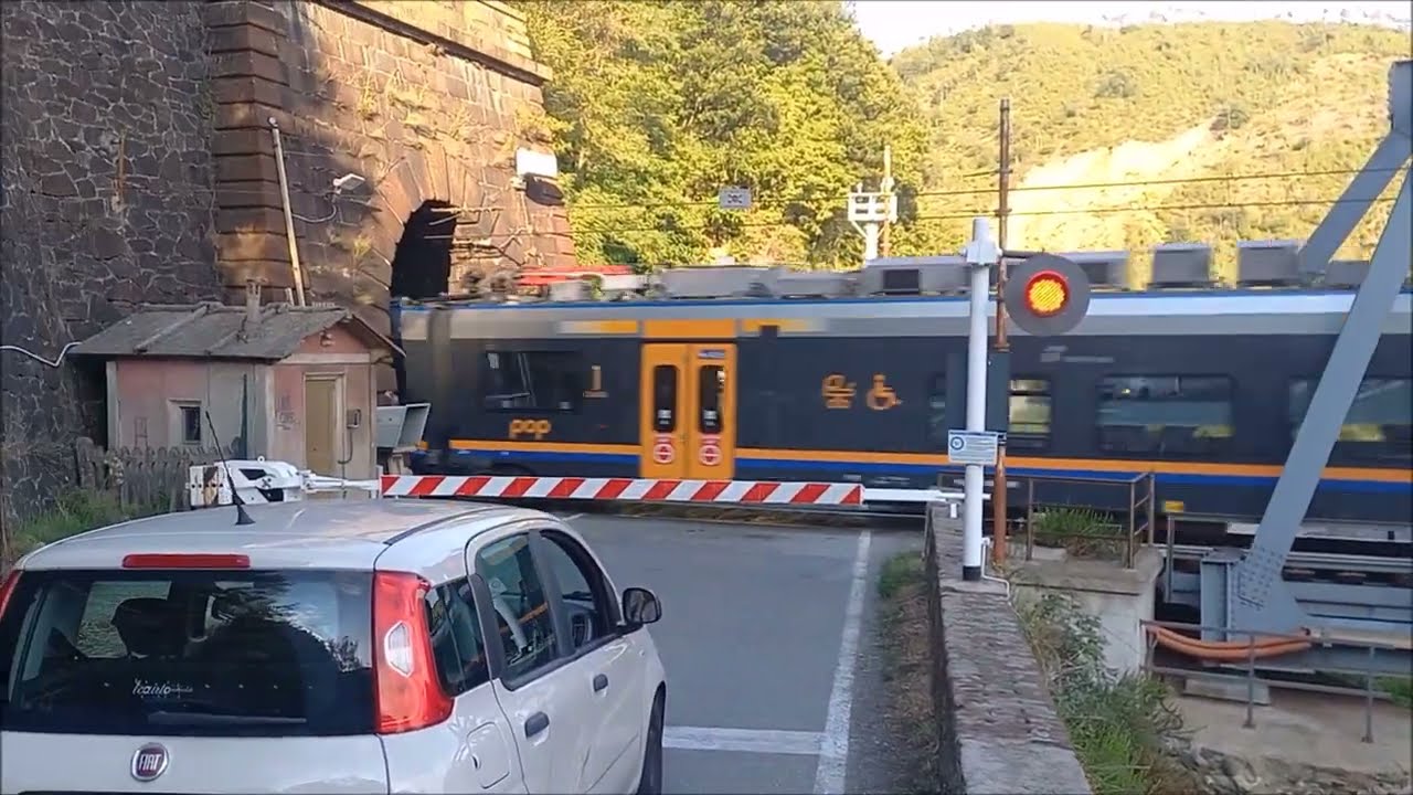 Passaggio a livello Ovada (AL) treno Pop e merci - Level crossing - Spoorwegovergang