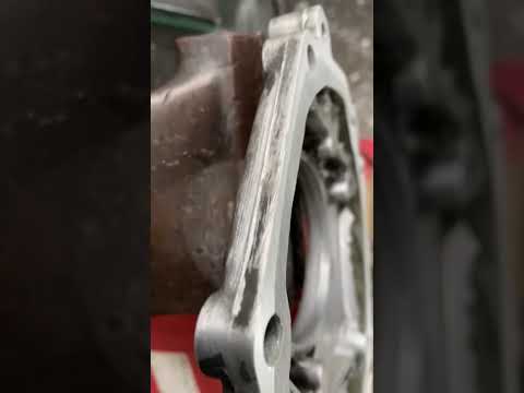 . Giovani mecânico. Scania 124. 400.Concerto da tampa da bombahidráulica vazamento de óleo