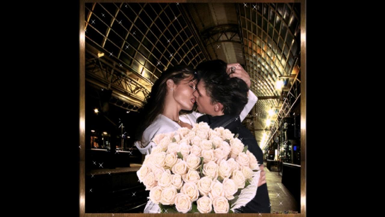 мужчина дарит белые розы. мужчина с букетом белых роз. мужчина дарит букет белых роз. мужчина и женщина с белыми розами. букет белых роз.