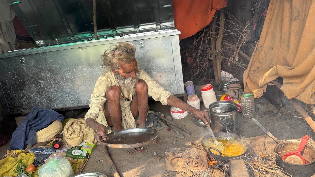 सिद्ध संत राधे बाबा की कुटिया में बाजरे की पूड़ी चना की पकौड़ी और आलू की सब्जी की सात्विक प्रसादी