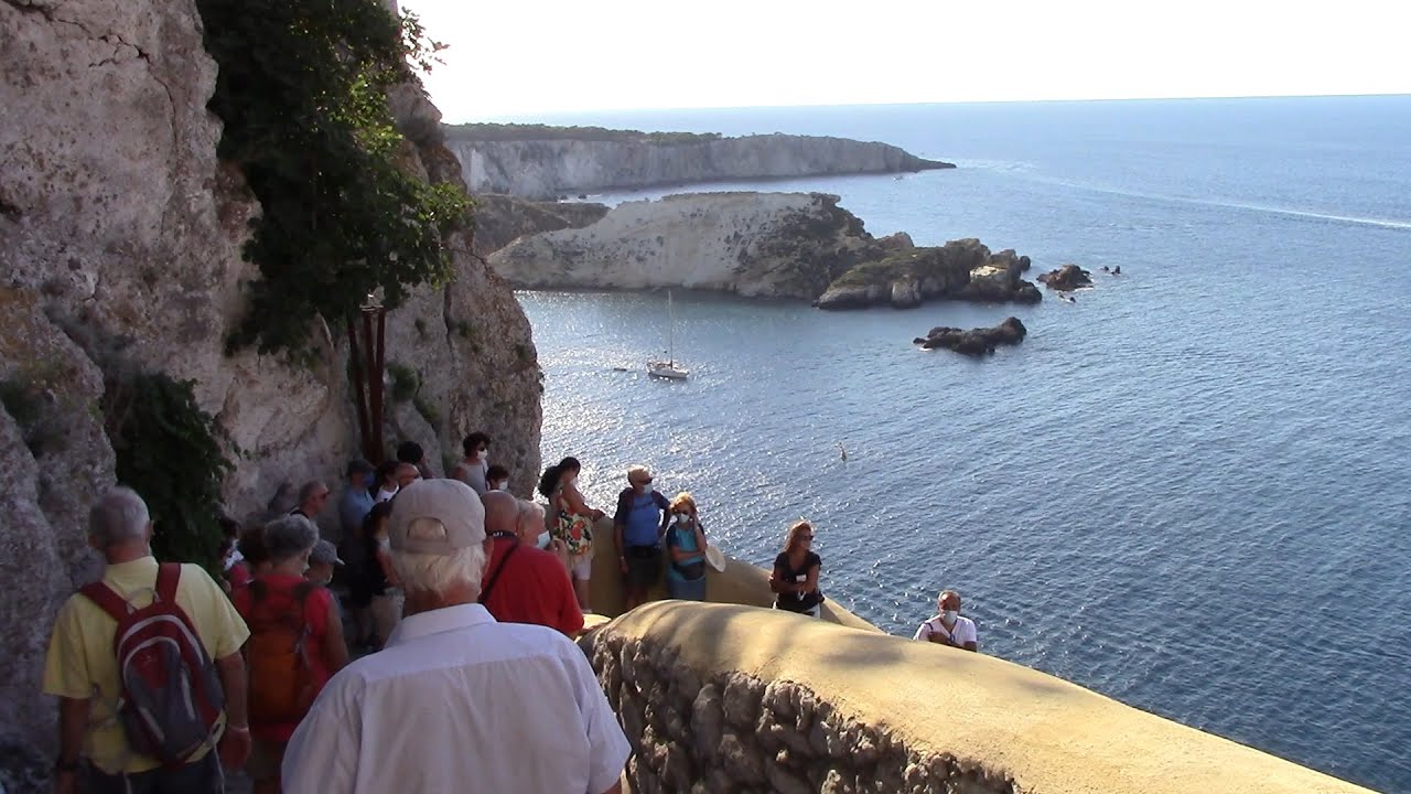 Breve visita all’isola di San Nicola con la ex Abbazia di Santa Maria a Mare nelle Isole Tremiti.