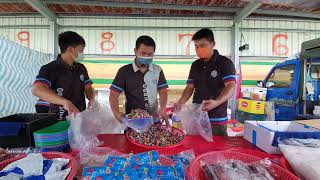 0612-15大姐來買了五箱 老闆要送東西問他們幾個家庭來 大姐說20個 老闆差點暈倒 嘉義趙又廷 海鮮拍賣 海鮮叫賣 叫賣哥 星期日馬光黃昏市場 seafood auction