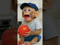 قرد صغير مشاكس ياكل تفاح
