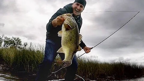 9lb Bass on a Topwater Frog & Boat Flip!