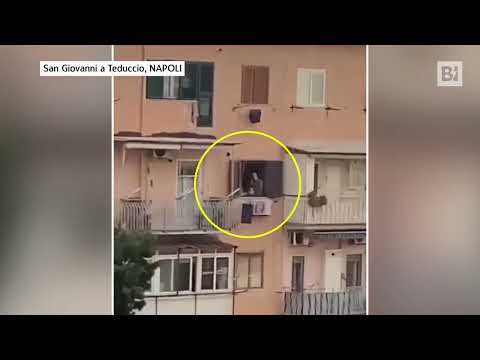 Napoli, uomo si barrica in casa e spara dal balcone