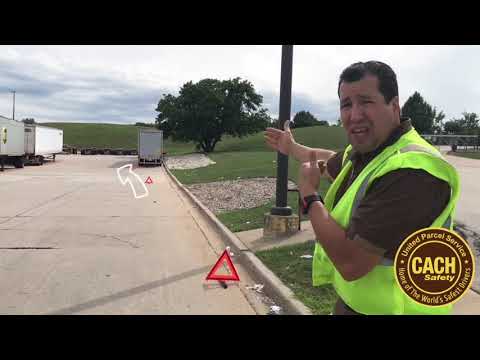 Video: Cik tālu aiz automašīnas vajadzētu novietot avārijas signālraķetes vai trīsstūrus?