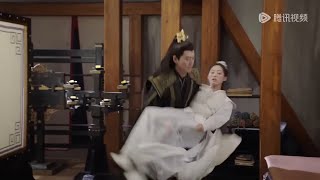 príncipe encontró a Cenicienta herida y la llevó a la cama para cuidarla.