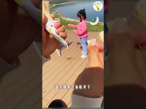 اب يحاول اسعاد ابنه بطريقة عجيبة