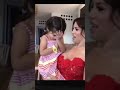 Aitana  Derbez  feliz  en brazos  de su mamá  alesandra  rosado