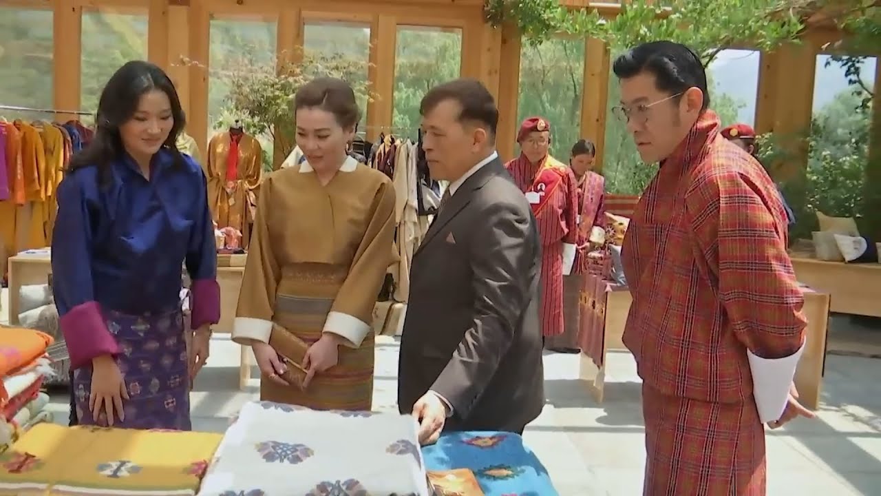 ในหลวง ร.10 และพระราชินี ทอดพระเนตรกีฬาและสิ่งทอพื้นบ้านภูฏาน รวมถึงผลิตภัณฑ์จากโครงการพระราชดำริฯ