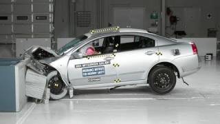 2004 Mitsubishi Galant moderate overlap IIHS crash test