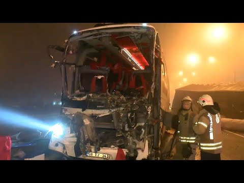 Çekmeköy Kuzey Marmara Otoyolu'nda yolcu otobüsü TIR'a çarptı: 1'i ağır 19 yaralı