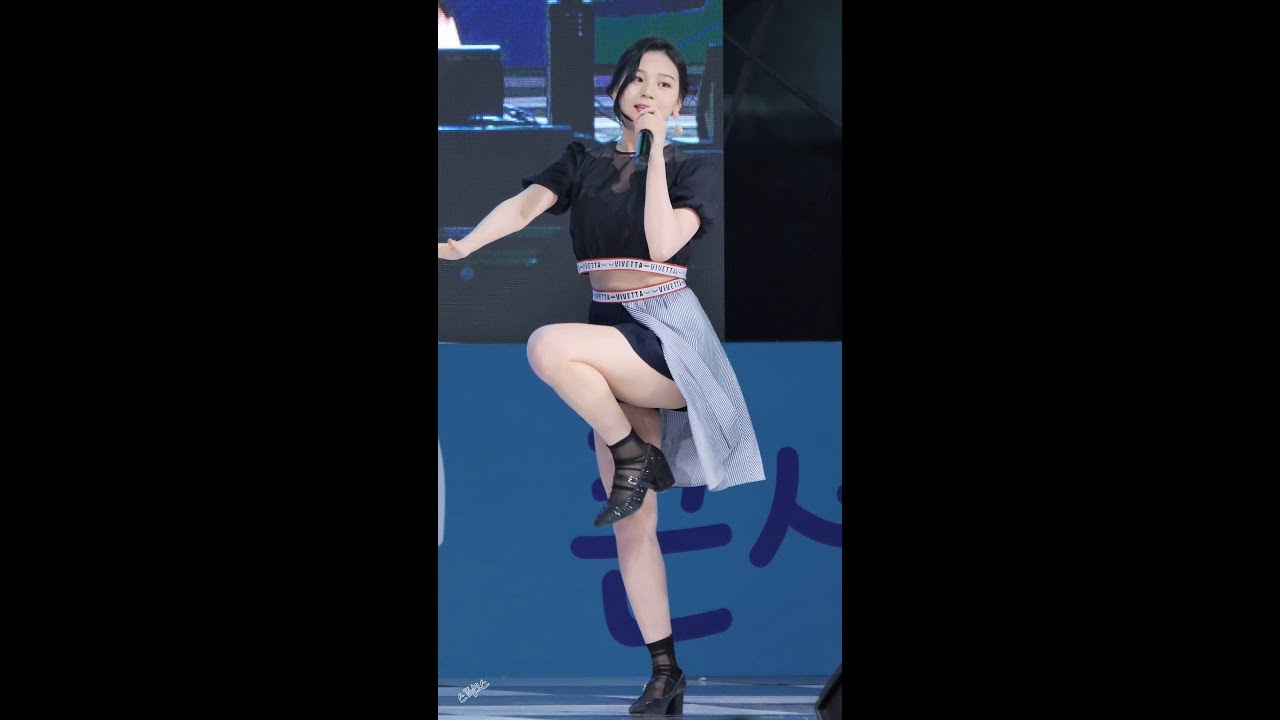 181116 여자친구(GFRIEND) 엄지(UMJi) - 오늘부터 우리는(Me Gustas Tu) 직캠(FANCAM) @수능힐링콘서트 by SPHiNX