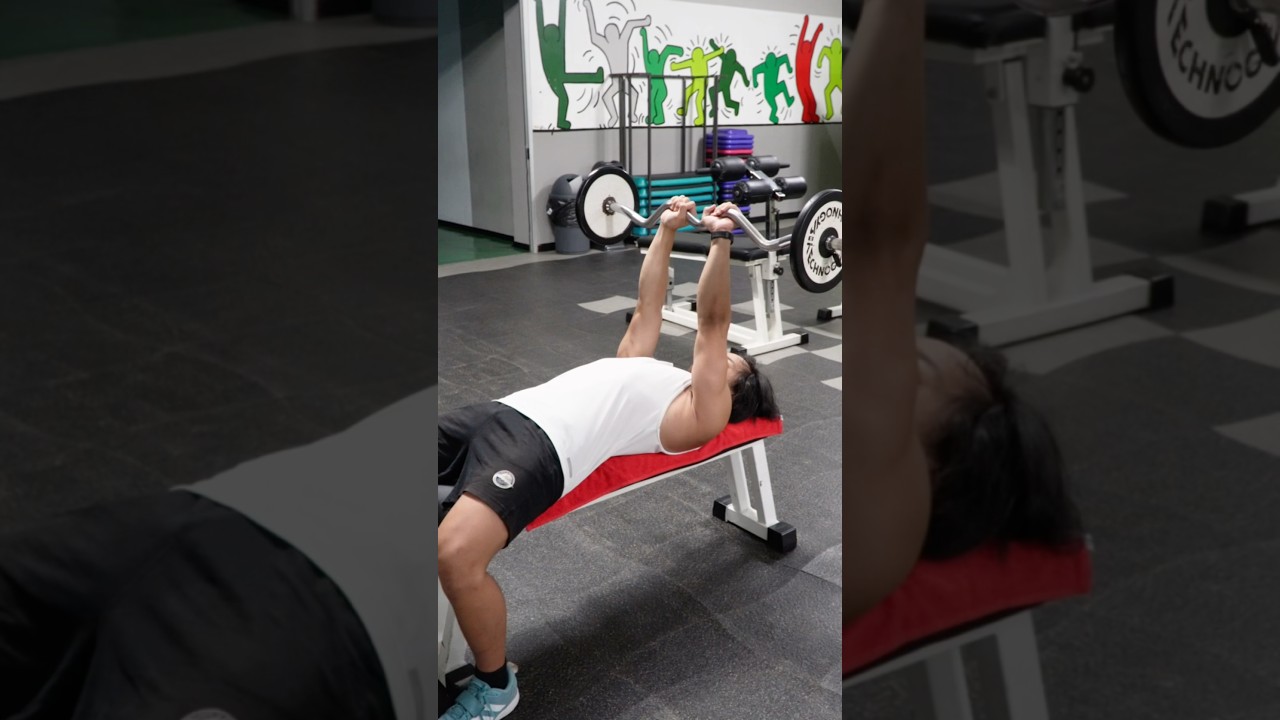 French press con bilanciere EZ su panca piana