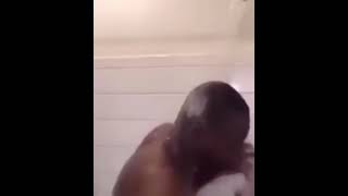 Banyoda ağlayan zenci adam Resimi
