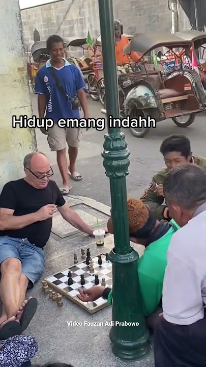 VIRAL, BULE MAIN CATUR DI EMPERAN MALIOBORO #Bule #malioboro