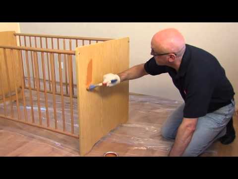 Wideo: Jak Pomalować Drewniane łóżeczko Dziecięce