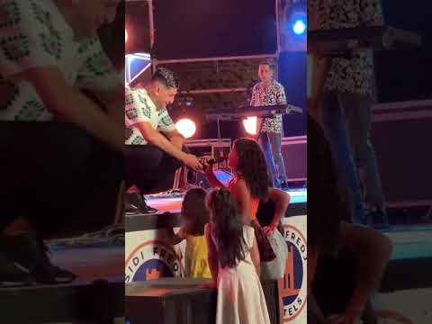 شاب معز ينحني لفتاة صغيرة فيديو رائع Golf اكسبلور تصميم فيديوهات دويتو تيك توك لايك تصميمي