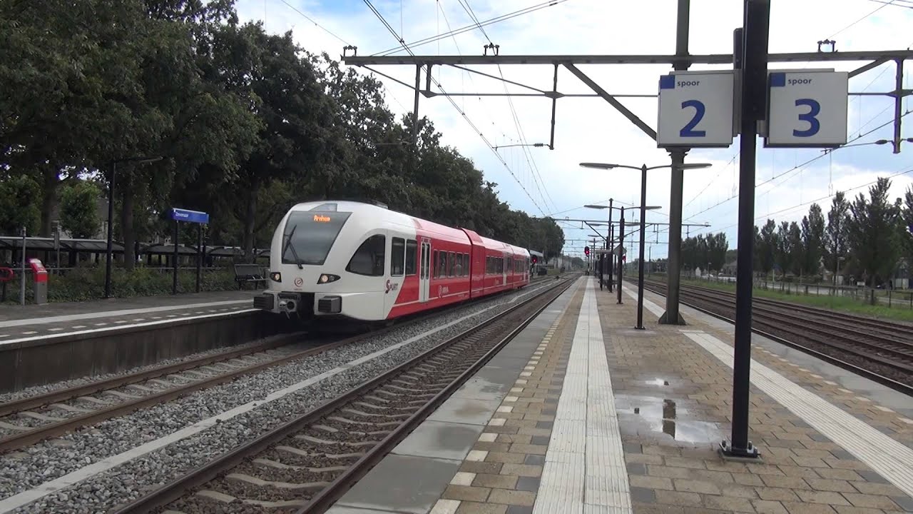 Vertrek ARRIVA GTW 2/8 367 Guus Hiddink op station Zevenaar