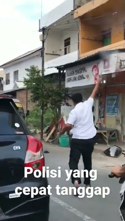 Polisi melerai perkelahian di jalan #short #dashcam #jalananindonesia #fight