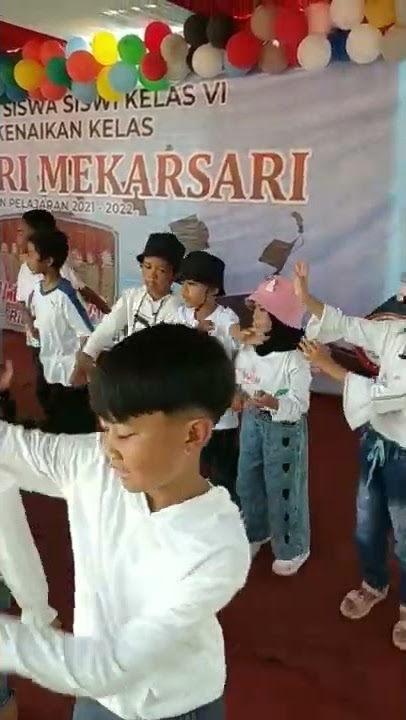 Tarian kelas 1 B'Libur telah tiba' festival kenaikan kelas