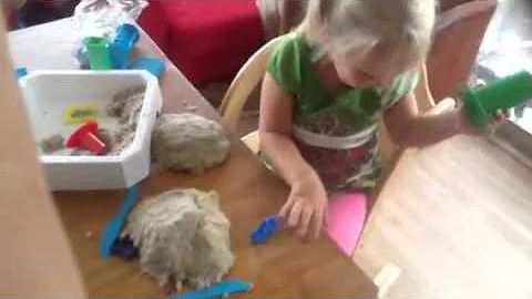 Eva-linde speelt met kinetic sand