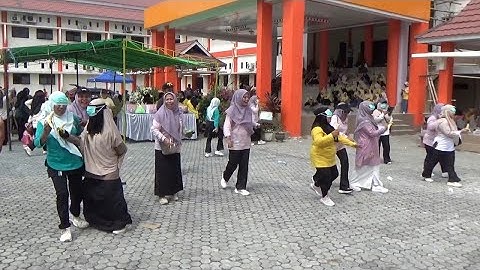 LOMBA MAKAN PISANG DALAM RANGKA HUT DHARMA WANITA PERSATUAN (DWP) KE 26, DI KAB. TOJO UNA-UNA.
