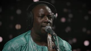 Miniatura del video "Vieux Farka Toure - Ba Kaitere (Live on KEXP)"